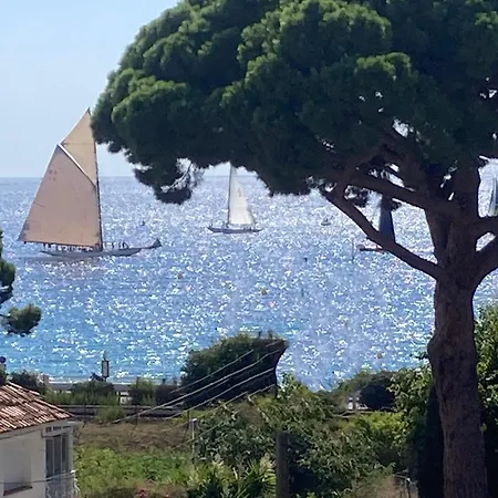 Cannes Beach Access, Private Room In Shared 3-Bedroom Apartment, Private Bathroom, Living Room With Sea View Suite Parentale Salle De Bain Privee Acces Plages & Vue Mer Du Salon Dans Appartement Partage Chez L'Habitant